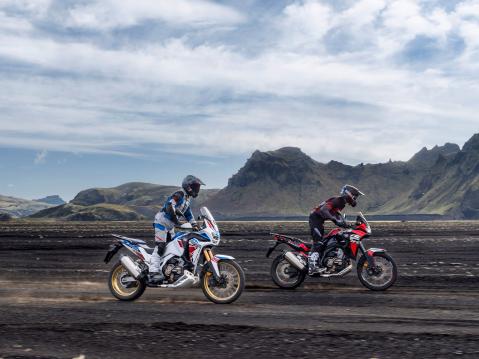 Vasemmalla Honda CRF1100L Africa Twin Adventure Sports ja oikealla Honda CRF1100L Africa Twin. Molemmat vuosimallia 2022.