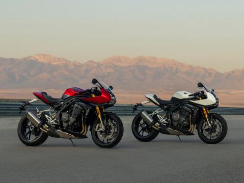 Triumph Speed Triple 1200 RR mallivuodelle 2022. Red Hopper Storm Grey ja Crystal White Storm Grey.