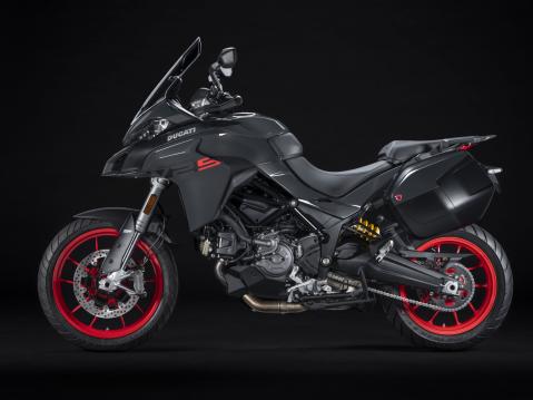 Ducati Multistrada V2S vuosimallia 2022.