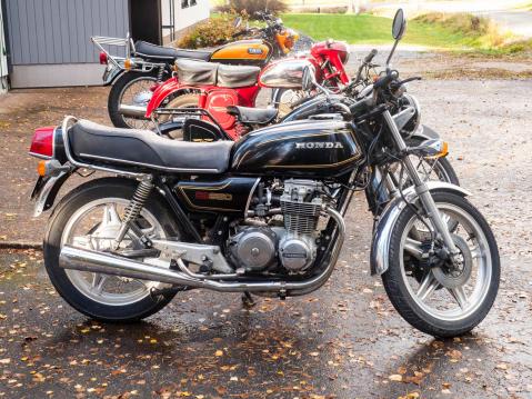 Rivistö vahvistettuna vielä 1980 Honda CB650:lla.