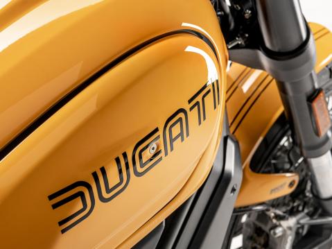 Vuosimallin 2022 Ducati Scrambler 1100 Tribute Pro.