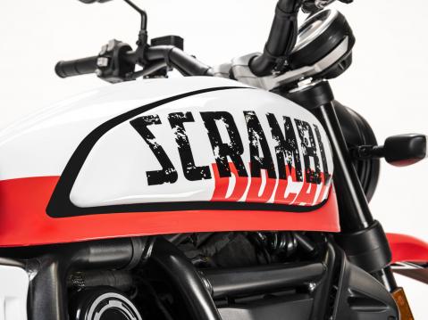 Vuosimallin 2022 Ducati Scrambler Urban Motard.