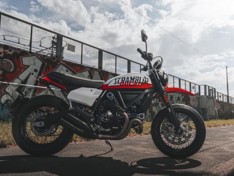 Vuosimallin 2022 Ducati Scrambler Urban Motard.