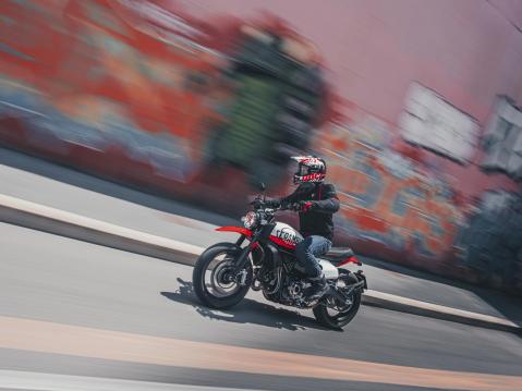 Vuosimallin 2022 Ducati Scrambler Urban Motard.