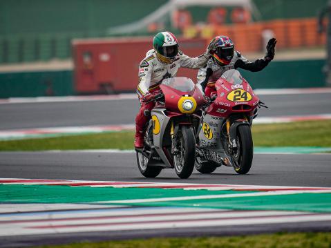 MV Agusta Superveloce AGO. Agostini ja Simone Corsi radalla.