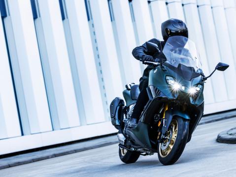 Yamaha TMAX vuosimallia 2022.