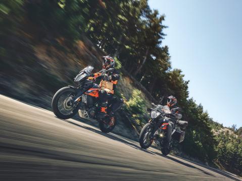 KTM:n suosittu 390 Adventure vuosimallia 2022.