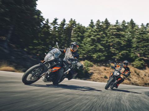 KTM:n suosittu 390 Adventure vuosimallia 2022.