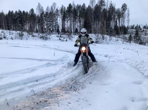 Ei ole spoorissa ajo helppoa, jos sitä ajaa ensimmäistä kertaa. Kuva Tero Pöntinen