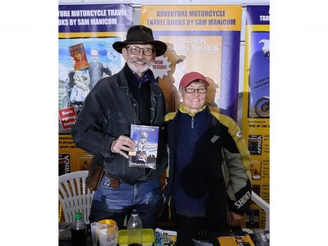 Seikkailumotoristi, maailmankieräjä ja globetrotter Sam Manicom Topille lupaaminen kirjoineen Englannissa. Topi lupasi hakea kirjan, ja teki sen!