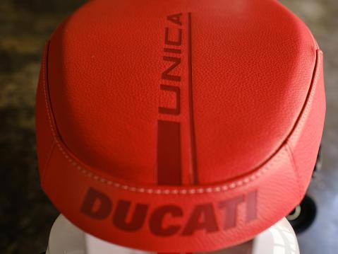 Ducati Unica. Tehtaan erikoismuotoilua asiakkaan tarpeiden mukaan.