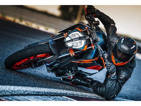 Uusi, vuosimallin 2022 KTM 890 Duke R.