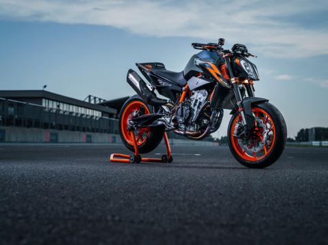 Uusi, mallivuoden 2022 KTM 890 Duke R.