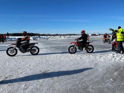 Mika Kallio, Vertti Takala, Ossi Ojala ja Ossi Rantala tulossa radalta tiukan taistelun jälkeen.