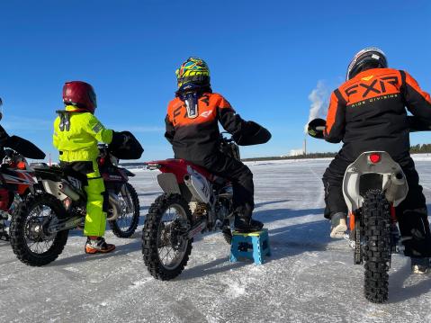 Kaikkien Junior-luokan osallistujien jalat eivät yllä jäälle, joten apukoroke on tarpeen.