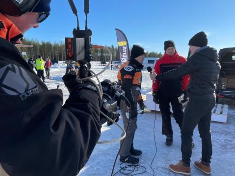 MJP-eventsin tuottaja Marko Panula (kuvaajana) vastasi jaaratakilpailujen striimauksesta. Mika Saloa ja Ville Jauhiaista haastattelemassa Niclas Poytalaakso, joka toimi toisena asiantuntijakommentaattorina, joten kilpailuja pystyi seuraamaan my&ouml;s kotisohvilta.