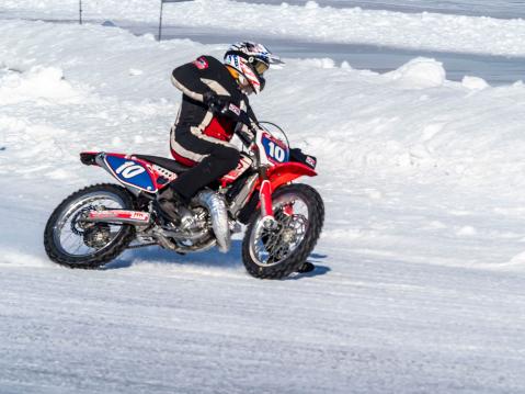 Martti Mäki-Jouppila käskytti 500 cc kilparatsuaan kahdenkymmenen vuoden kokemuksella.