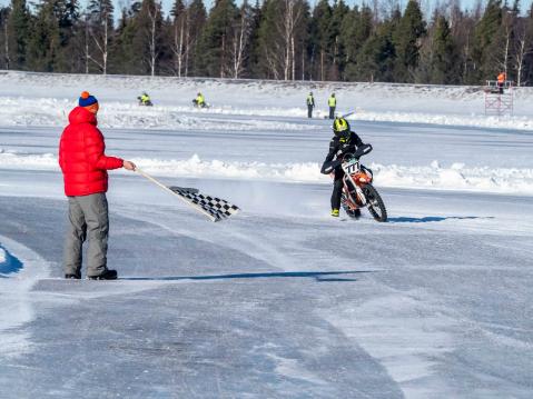 Kai Laukkanen heiluttamassa ruutulippua Jurior-luokan suvereeniin voittoon ajaneelle Viktor Leppälälle.