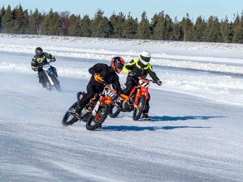 #77 Niko Lehtirannan ja #39 Tuomas Kestin 39 taistelua B250-luokassa. Takana #354 Tommi Räty.