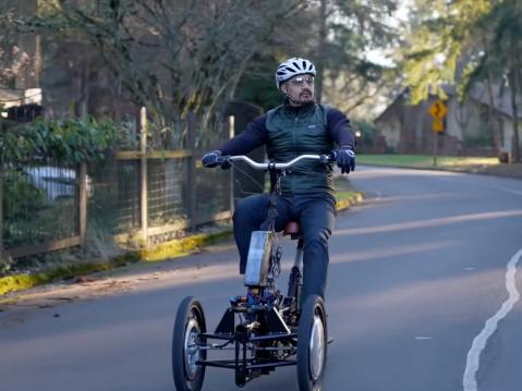 Arcimoto Mean Lean Machine. Kallisteltava e-trike kolmella napamoottorilla.