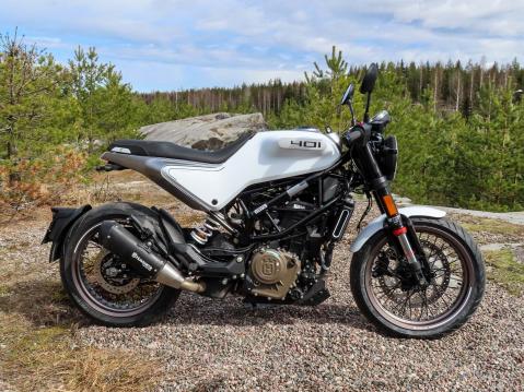 Husqvarna 401 Vitpilenin muotokieli puhuttaa. Kuva Anssi Kivinen.