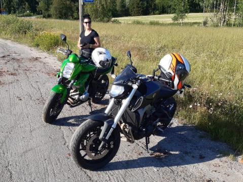 Nina Leskisen pyörä on Kawasaki Er6n, edessä  miehensä Yamaha MT-09