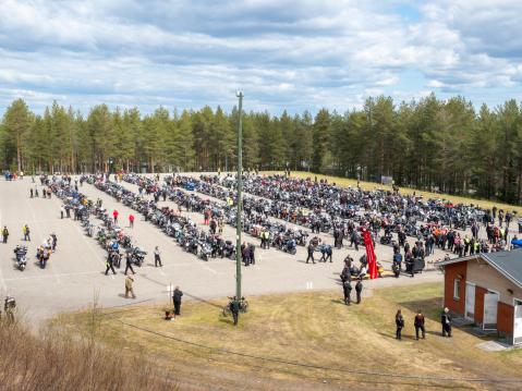 Halssin kenttä puoli tuntia ennen paraatiajoon lähtöä.