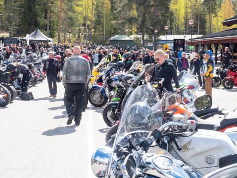 Aurinkoinen sää lämmitti HMKP:n motoristeja.