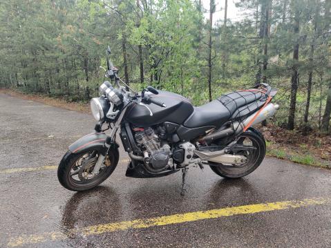 Hei. Tässä aamuinen prätkällä töihin kuva. Hieman oli kostea keli ajella, mutta ei se haittaa. Pyörä on Honda CB 900 f Hornet, vm 2005. Terveisin Hannu