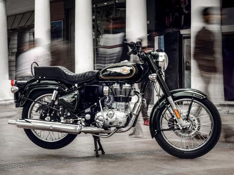 Ikoninen moderni 2022 Royal Enfield Bullet 350 cc.