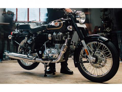 Klassinen moderni 2022 Royal Enfield Bullet 350 cc käsinmaalattuinen raitoineen ja kromauksineen. Huomaa käynnistyspoljin.