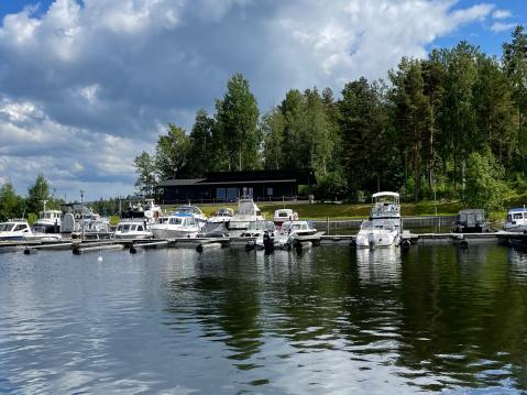 Vuokrattava sauna sijaitsee lahden toisella rannalla.