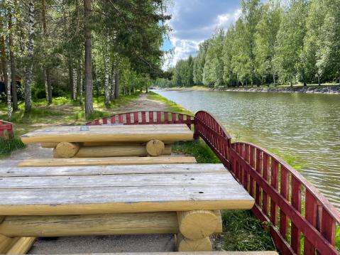 Terassin toinen sivulta on näkymä Vääksyn kanavaan.