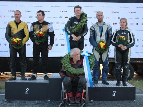 Lauantaina ajetuissa sivuvaunuluokan kilpailun podiumilla: Tero (vas) ja Joni Manninen, Matti Liekari, Petri Makkula, Riina Loikala ja edessä Markku Artiola. Kuva: Harjukuvat