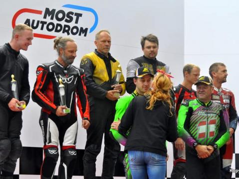 Sunnuntaina ajetun sivuvaunujen 600cc-luokan podium: Lennard Göttlich, Uwe Neubert, Joni ja Tero Manninen, 73 Enrico Wirth ja Werner Lüttke sekä edessä Peter Kimeweinger ja Ondra Sedlacek.  Kuva: Kopyros