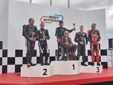 Lauantaina ajetun sivuvaunujen 1000cc-luokan podium: Peter Schröder, Carolin Zimmermann, Markku Artiola, Matti Liekari, Hilbert Talens ja Frank Claeys. Kuva: Talens Racing