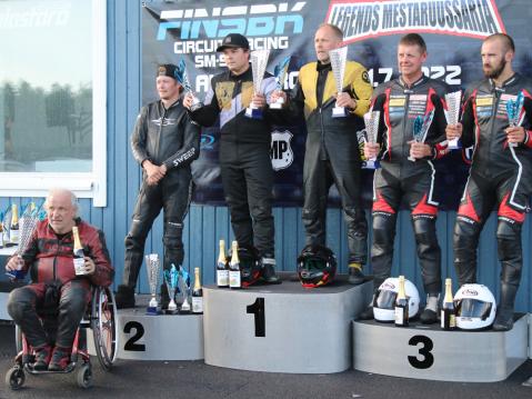 Sunnuntain sivuvaunuluokan podium: Markku Artiola, Matti Liekari, Joni ja Tero Manninen sekä Eero Pärm/Lauri Lipstok. Nähdäänköhän suomalaiset podiumilla Oscherslebenissäkin? Kuva: Harjukuvat