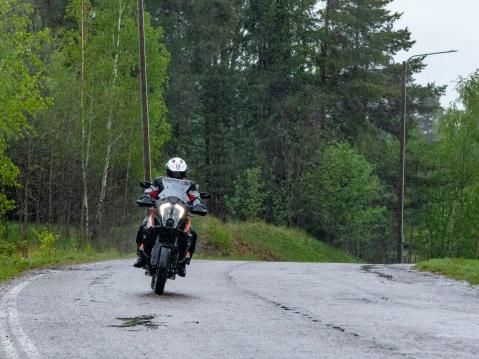 KTM märällä asvaltilla.
