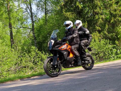 Kaksin aina kaunihimpi? KTM:ssä on vähän ahdasta kahdelle.