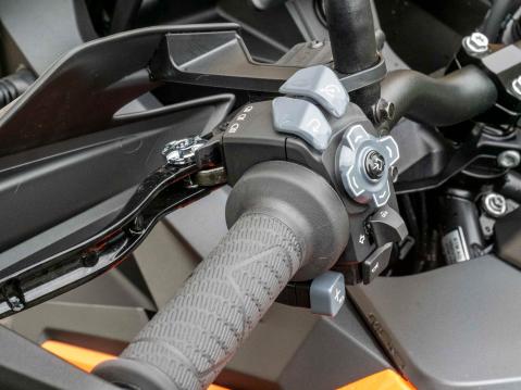 KTM:n vasen kahva. Nuolinäppäimet ovat myös hyviä valikoissa navigointiin.