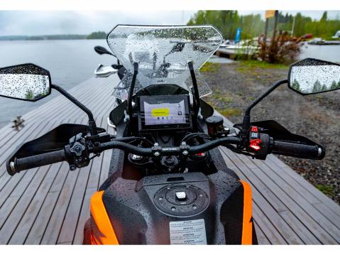 KTM-kuljettajan työhuone.