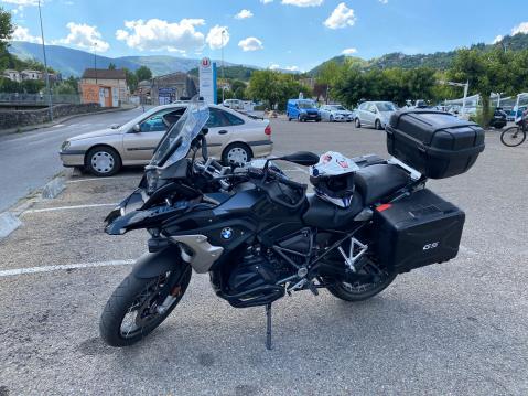 BMW R 1250 GS Le Viganin ainoan varsinaisen kaupan pihassa.