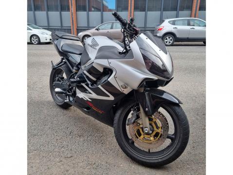 Kuvissa varastettu Honda CBR600F.