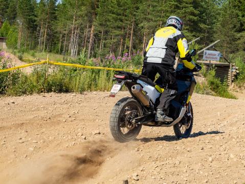 Husqvarna 901 Norden Motouutisten koeajossa.