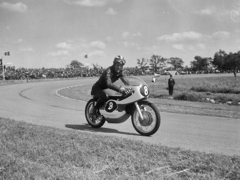 Phil Read ja Yamaha 125 Assenin TT-kisassa 1965. Kuva: Bilsen, Joop van / Anefo / Wikimedia Commons.