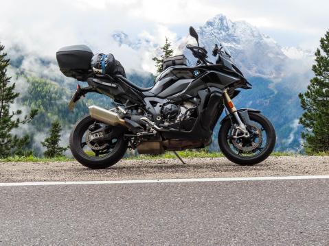 Allekirjoittaneen vuokrapyörä BMW S1000XR osoittautui hyväksi valinnaksi viikon ajeluihin Tirolin ja Dolomiittien makeilla teillä.