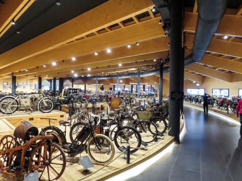 Museo sai meistä äänekkäimmänkin mykistymään, niin hieno se on. Pyöriä on siellä yli 450 kappaletta sekä muutama auto. Voisin kirjoittaa museosta monta sivua, mutta jätän sen näihin muutamiin riveihin, sillä tämä on pakko nähdä itse, ei sitä voi kuvin tai sanoin kuvata.