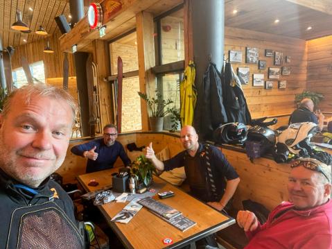 Museon yhteydessä on loistava ravintola, jonka safkat oli hyviä, palvelu todella miellyttävää, sekä nopeaa. Kun lähdimme tutustumaan museoon, sai kypärät ja muut ajokamat jättää naulakkoon. Kuva: Juha Harmanen.