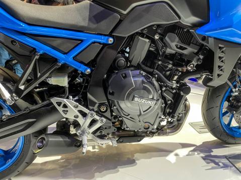 Suzuki GSX-8S konehuone. Huomaa minimalistinen äänenvaimennin.