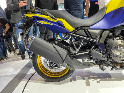 Suzuki V-Strom 800 E 2023. Äänenvaimennin on vähintään muhkea.